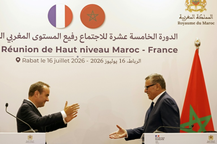Le Premier ministre français Sébastien Lecornu (g) et son homologue marocain Aziz Akhannouch lors d'une conférence de presse à Rabat
