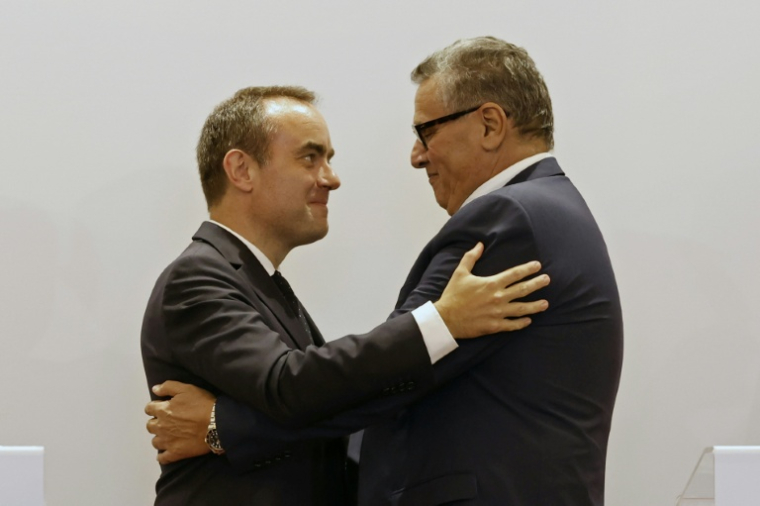 Sébastien Lecornu et Aziz Akhannouch lors d'une accolade à l'issue d'une conférence de presse à Rabat