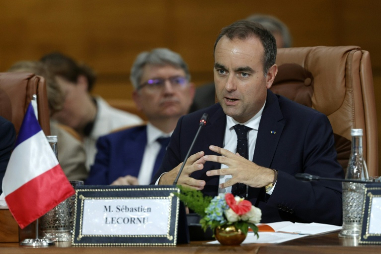 Sébastien Lecornu lors d'une séance plénière avec des ministres marocains