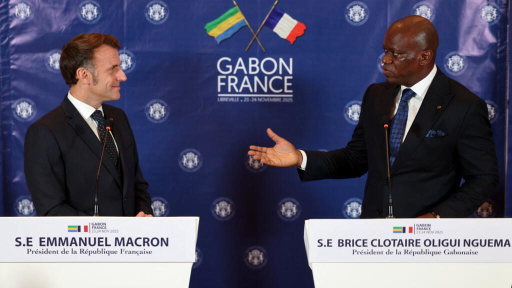 Rencontre entre le président français Emmanuel Macron et son homologue gabonais Brice Oligui Nguema lors d’une conférence de presse à Libreville en novembre 2025