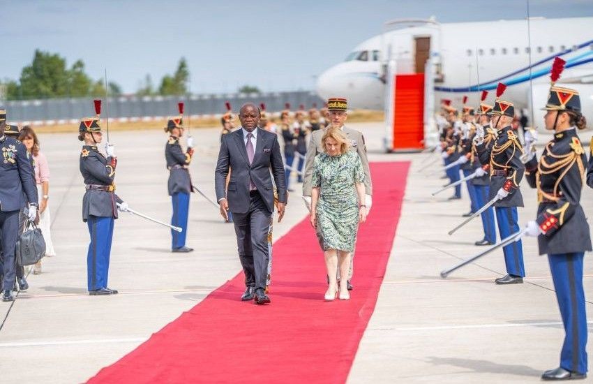 Le président Oligui Nguema en discussion avec la ministre française de la Culture