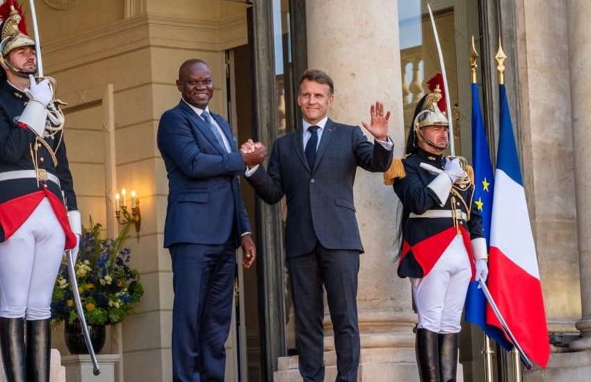 les présidents macron et oligui nguema en discussion à l'hôtel de l'élysée