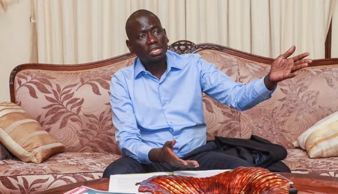 Serigne Mboup en discussion lors d'une émission télévisée