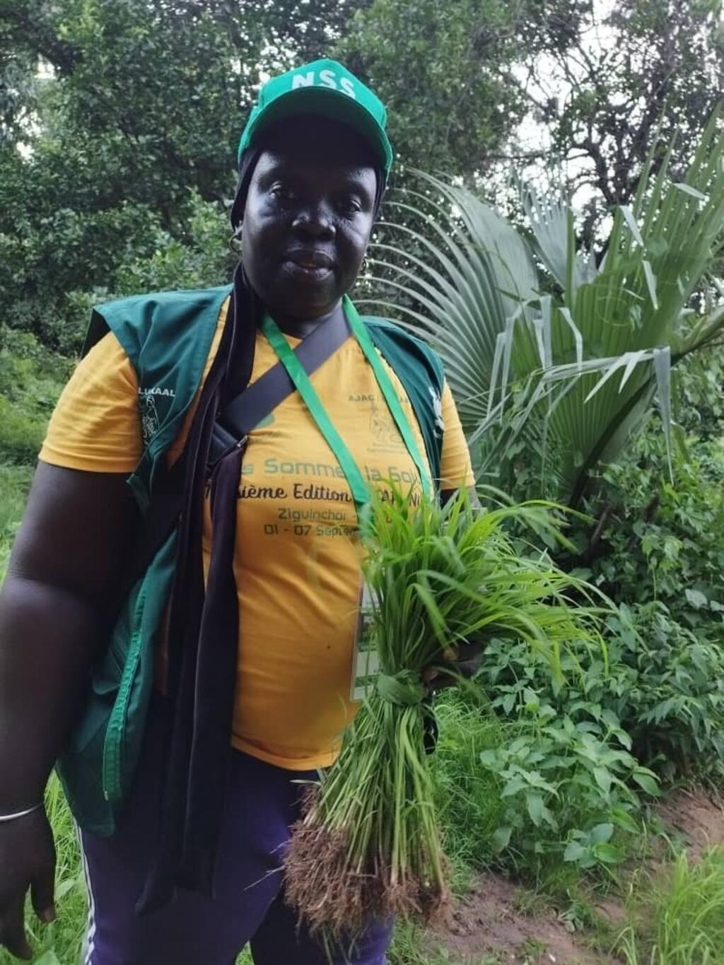 Mariama Sonko dans sa ferme expérimentale de Niaguis, près de Ziguinchor en Casamance, où elle pratique l'agroécologie sans pesticides.