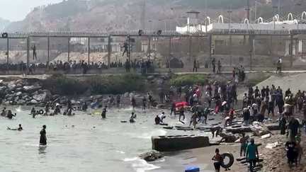 Des migrants traversant à la nage pour rejoindre Ceuta depuis le Maroc, le 30 juillet 2026