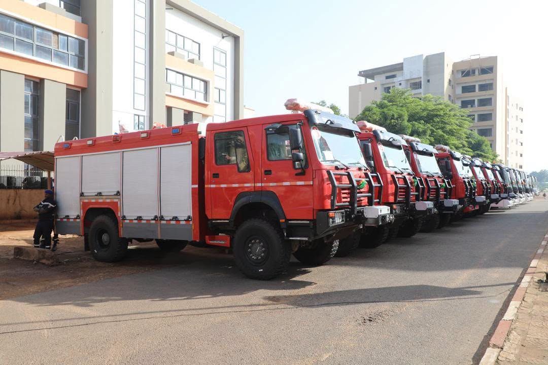 Deux camions-citernes incendie en démonstration lors de la cérémonie de remise