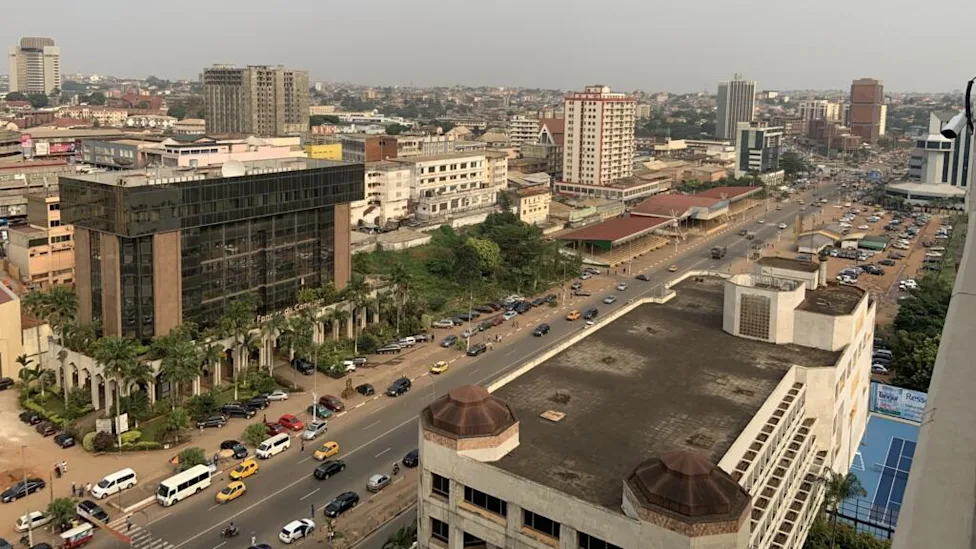 Un agent recenseur effectuant un dénombrement dans un quartier de Yaoundé