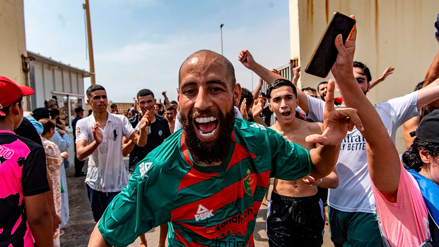Des migrants franchissent la frontière depuis le Maroc vers l'enclave espagnole de Ceuta, le jeudi 30 juillet 2026.