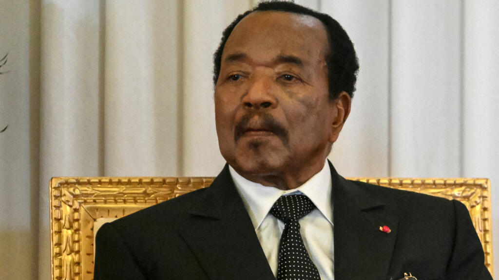 Le président camerounais Paul Biya observe le pape Léon XIV (hors champ) prononcer un discours au palais présidentiel de Yaoundé, lors du troisième jour d