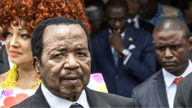 Paul Biya lors d'une apparition publique au Cameroun aux côtés de responsables et de son épouse, Chantal Biya