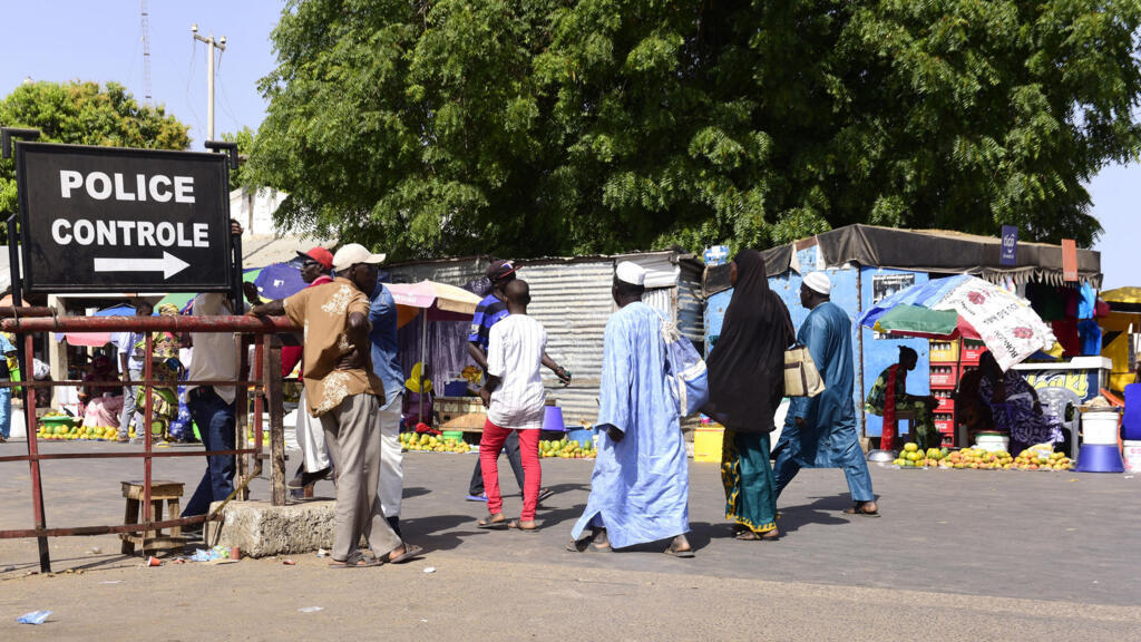 À Karang, au Sénégal, des voyageurs franchissent un poste de contrôle pour se rendre en Gambie en mai 2016.