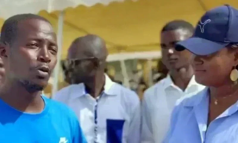 Abdou Lô lors de son adhésion au PASTEF Abdou Lô lors de l'acquisition de sa carte de membre du PASTEF