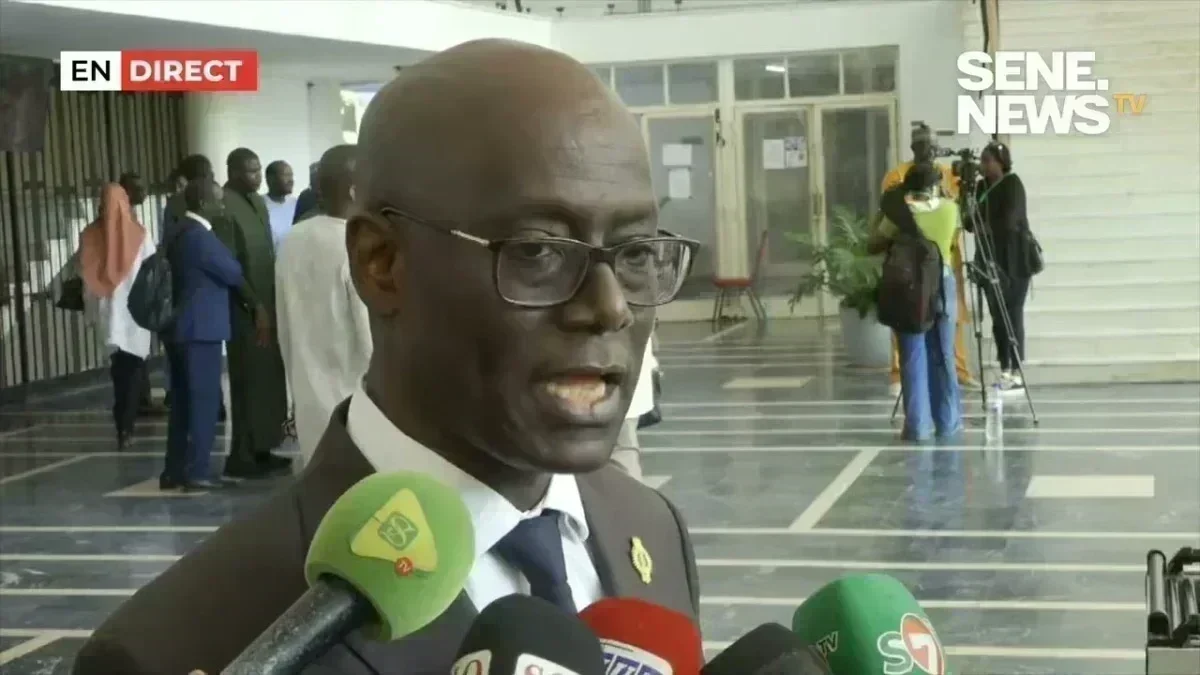 Thierno Alassane Sall en pleine intervention politique Thierno Alassane Sall en session politique au Sénégal
