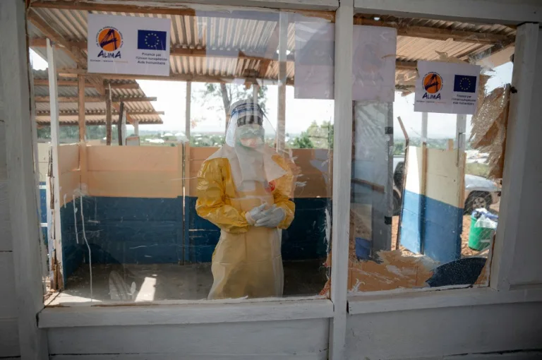 Soignant en tenue de protection contre Ebola en RDC