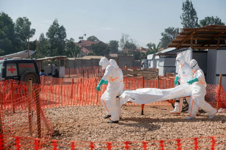 Médecin en combinaison de protection contre Ebola en RDC
