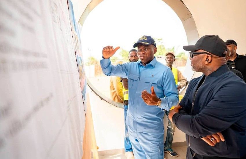 Le président Oligui Nguema lors d'une inspection de chantier à Franceville