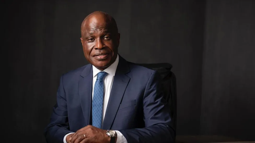 Portrait de Pascal Mulegwa, correspondant à Kinshasa, analysant la position de la coalition C64 face à l'initiative présidentielle